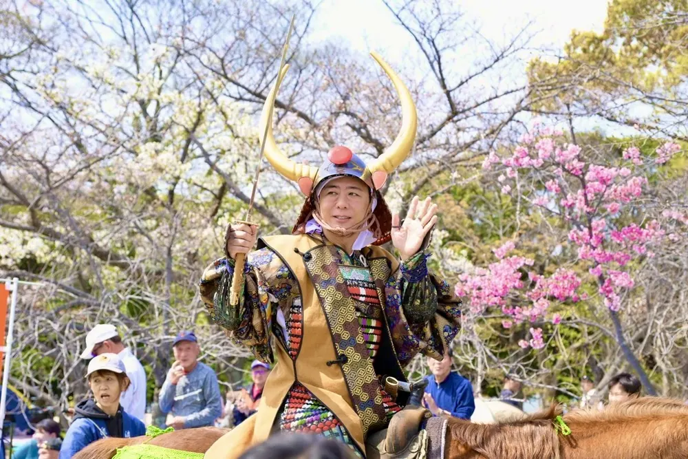 漁港を訪問しウニを手にする