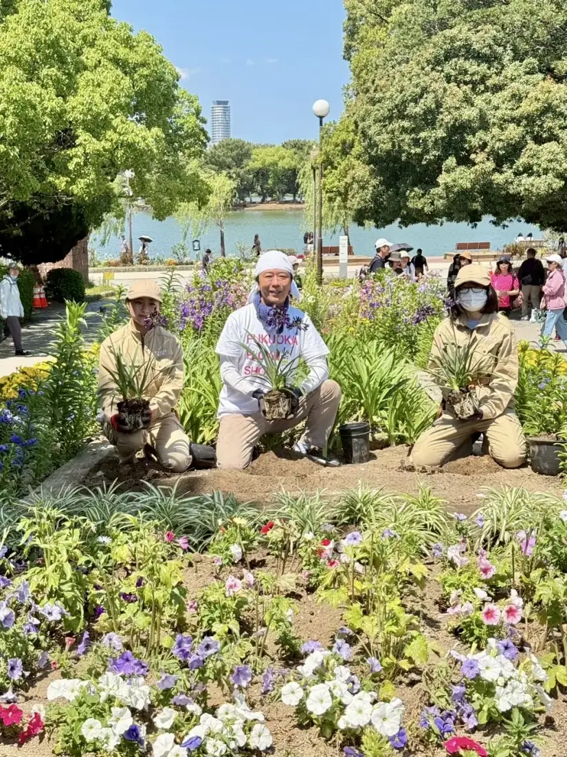 公園で花を植える市民