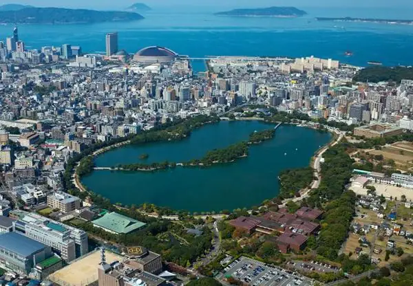 大濠公園と福岡市街を空から見た様子