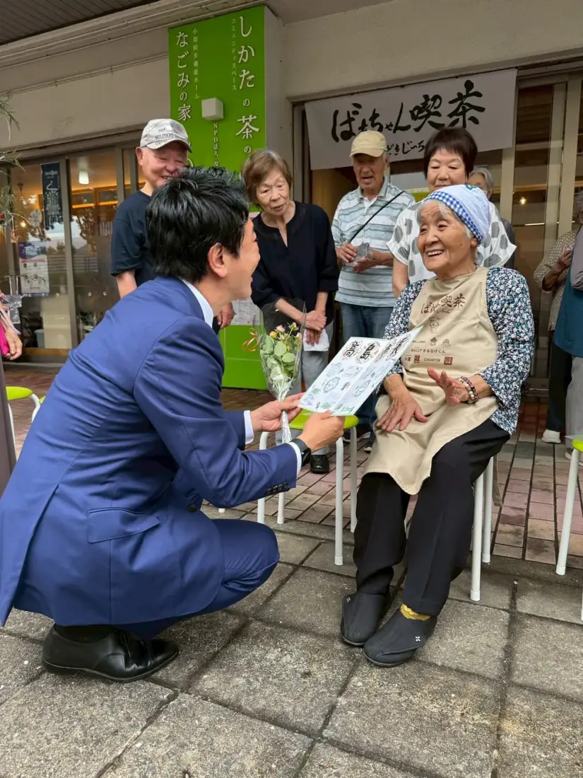 市民と言葉を交わす高島宗一郎