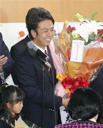当選を受けて花束を受け取る高島宗一郎