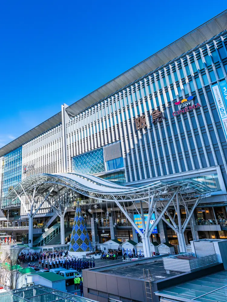 JR博多駅の駅ビルと駅前広場